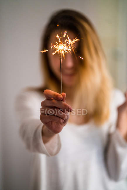Donna ridente con sparkler — Foto stock