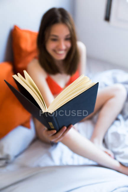 Ragazza ridente in possesso di libro — Foto stock