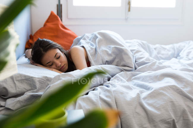 Schläfriges Mädchen im Bett — Stockfoto