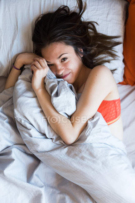 Schönes Mädchen kuschelt im Bett — Stockfoto