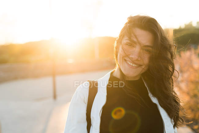 Улыбающаяся очаровательная женщина на солнце — стоковое фото