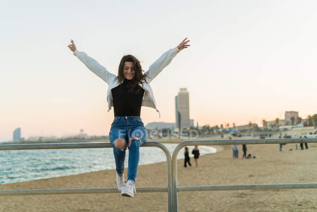 Zufriedene junge Frau am Strand — Stockfoto