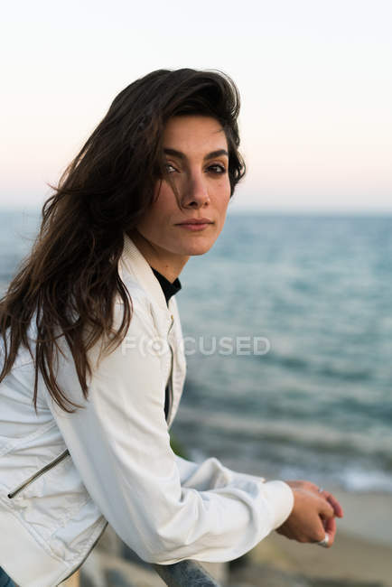 Retrato de fêmea na praia — Fotografia de Stock