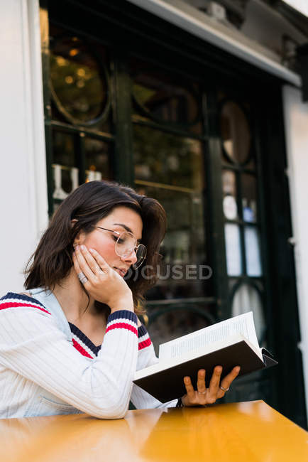Mujer con libro al aire libre - foto de stock
