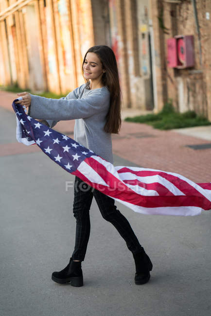 Girl in street with USA flag — Stock Photo