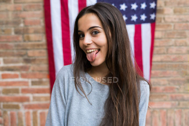 Donna con la lingua fuori — Foto stock