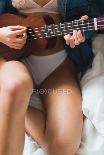 Femme jouant de l'ukulélé — Photo de stock