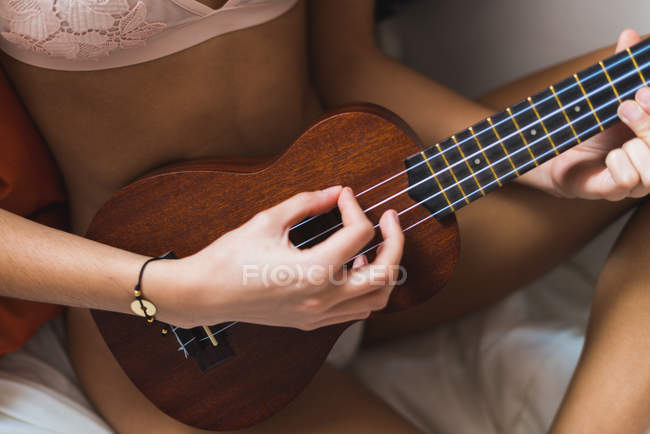 Жінка грає на укулеле — стокове фото