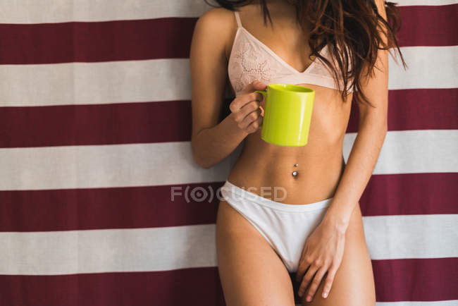 Femme avec tasse en lingerie — Photo de stock