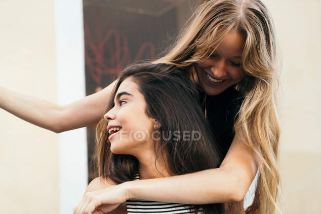 Sorrindo meninas se divertindo ao ar livre — Fotografia de Stock