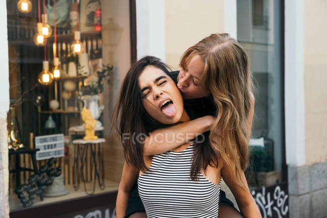 Chicas sonrientes divirtiéndose al aire libre - foto de stock