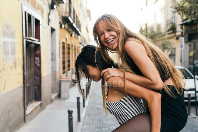 Ragazze sorridenti divertirsi all'aperto — Foto stock