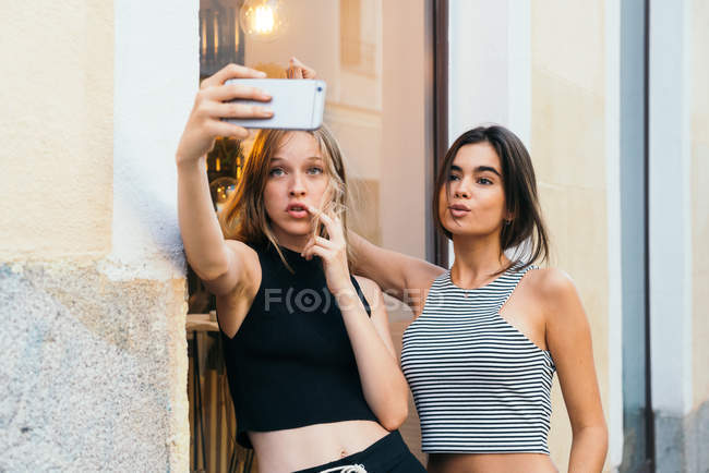 Giovani ragazze scattare selfie — Foto stock