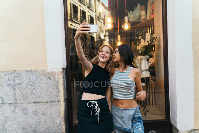 Joven novias tomando selfie - foto de stock