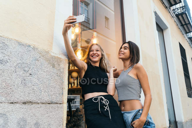Jovens namoradas tomando selfie — Fotografia de Stock