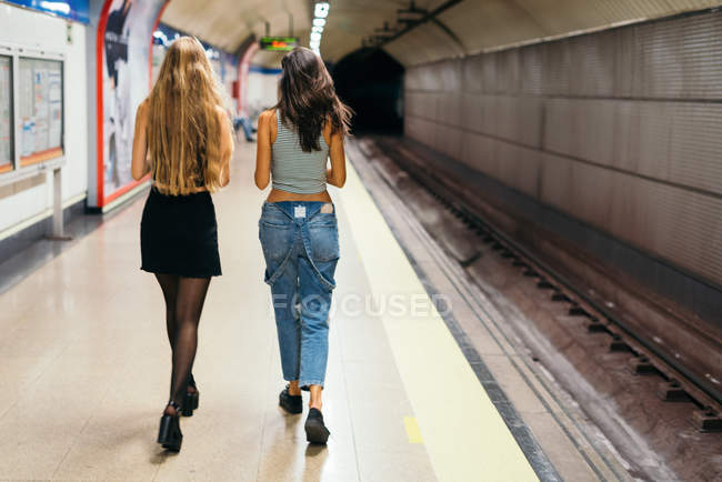 Freundinnen gehen auf Bahnsteig — Stockfoto