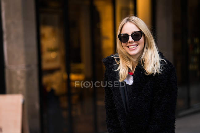 Усміхнена жінка в сонцезахисних окулярах — стокове фото