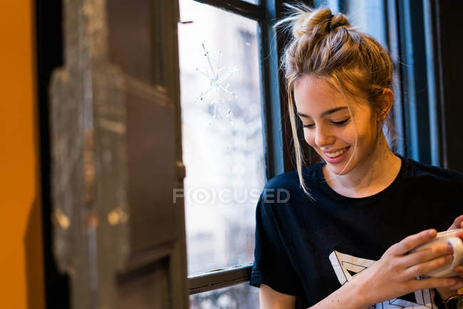 Lächelnde Frau mit Pokal — Stockfoto