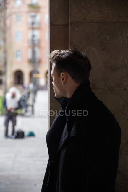 Homem vestindo roupa preta e virando costas — Fotografia de Stock