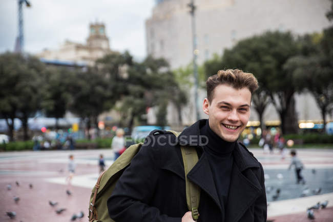 Молодой счастливый человек на улице — стоковое фото