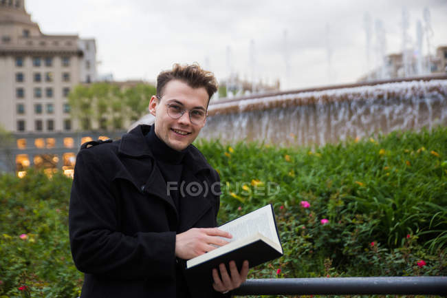 Uomo intelligente lettura libro al di fuori — Foto stock