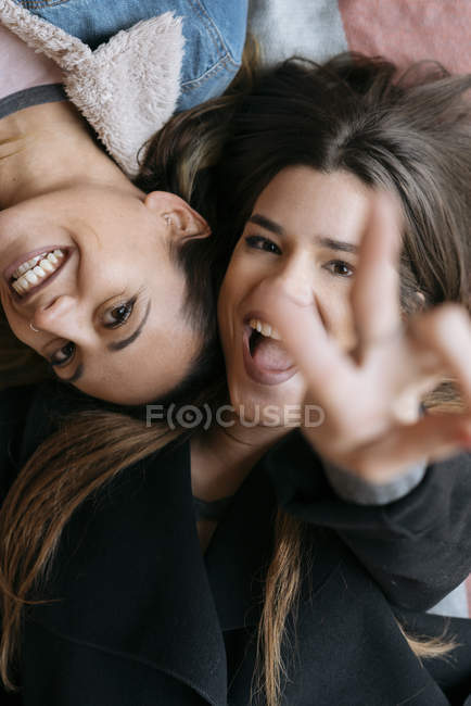 Glückliches Frauenpaar blickt in die Kamera — Stockfoto