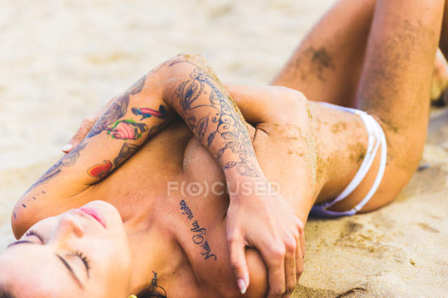 Femme blonde seins nus sur la plage — Photo de stock