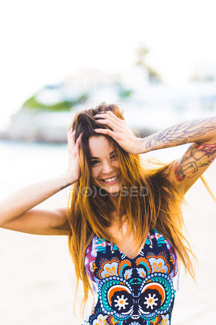 Mulher com cabelo comprido em maiô — Fotografia de Stock