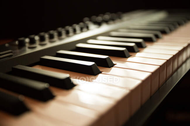 Teclado de piano com teclas — Fotografia de Stock
