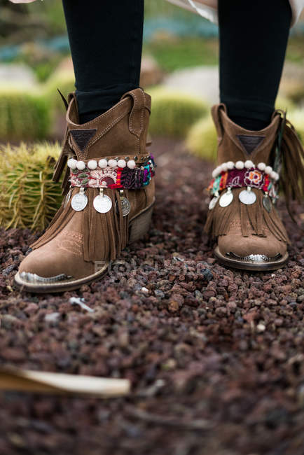 Zapatos tradicionales en el suelo - foto de stock