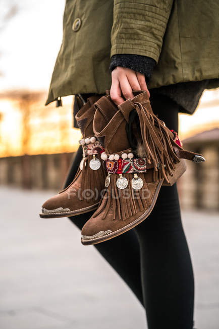 Mulher segurando sapatos tradicionais — Fotografia de Stock