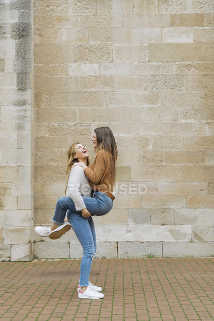 Frauen umarmen und lachen — Stockfoto