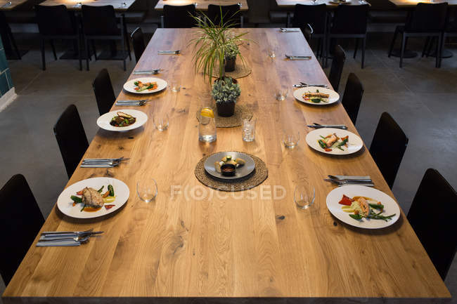 Tisch serviert mit Gerichten für sechs Personen — Stockfoto