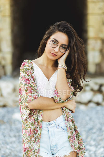 Mädchen mit Brille blickt in Kamera — Stockfoto