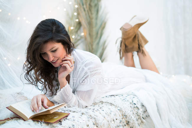 Jolie fille lisant un livre — Photo de stock