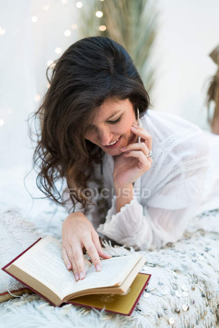 Linda chica leyendo libro - foto de stock