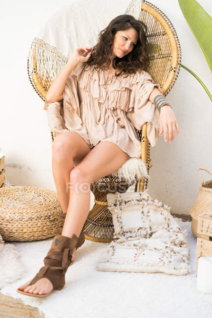 Giovane ragazza in sedia di rattan — Foto stock