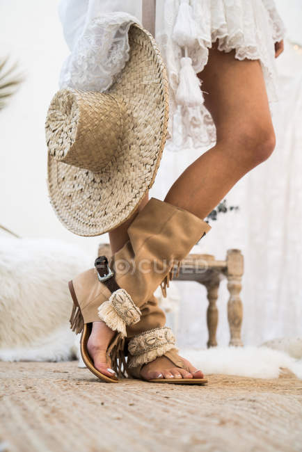 Las piernas de la mujer con sombrero - foto de stock