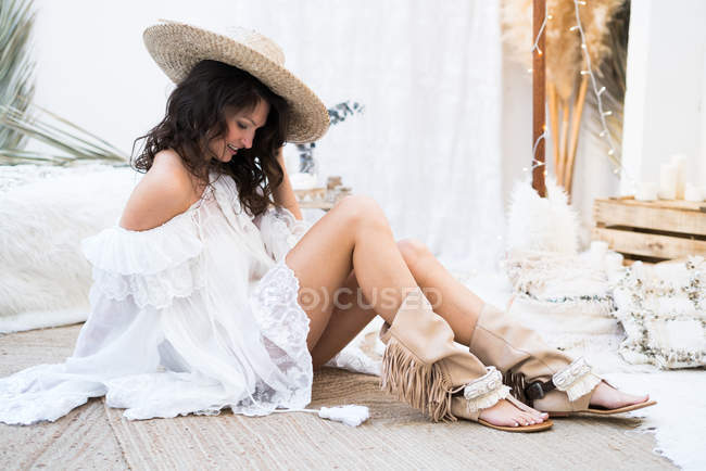 Улыбающаяся молодая женщина в шляпе — стоковое фото