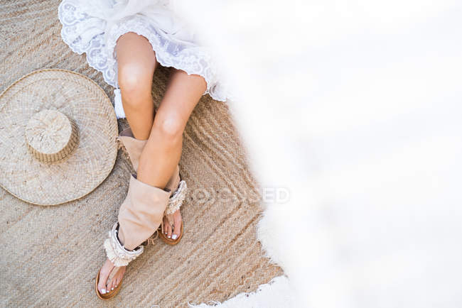 Femme assise sur le sol — Photo de stock