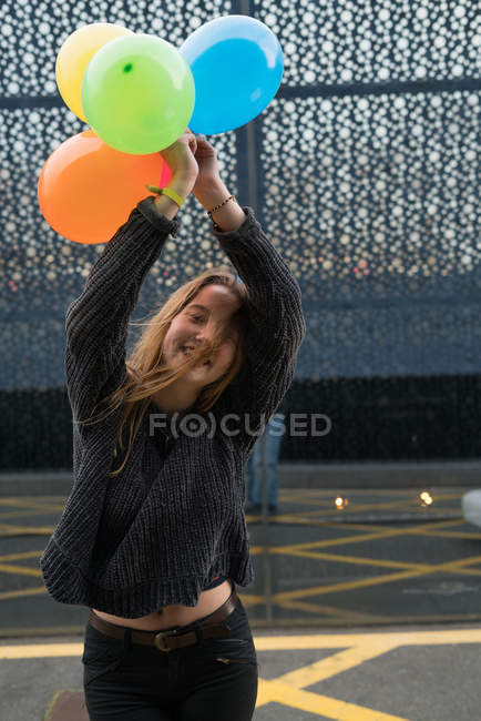 Mujer joven con globos - foto de stock