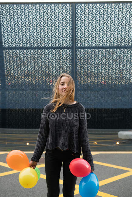 Frau mit Luftballons Bündel — Stockfoto