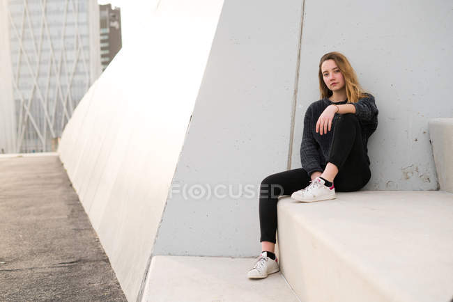 Mulher sentada no bloco de concreto — Fotografia de Stock