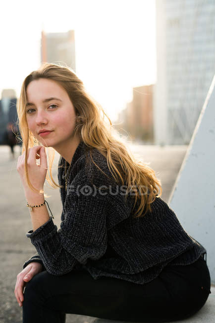 Красивая молодая женщина на улице — стоковое фото