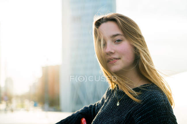 Pretty young woman outdoors — Stock Photo
