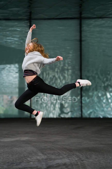 Mulher pulando alegre — Fotografia de Stock