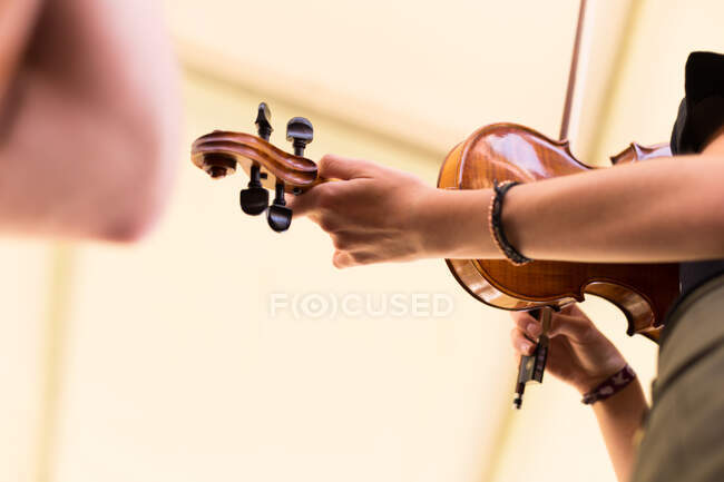 Primer plano vista joven con violín - foto de stock