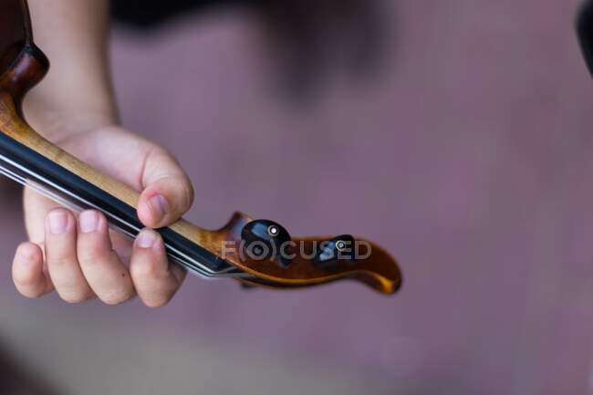 Close-up vista jovem com violino — Fotografia de Stock