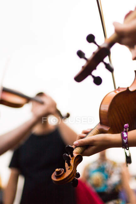 Крупним планом молодий чоловік зі скрипкою — стокове фото