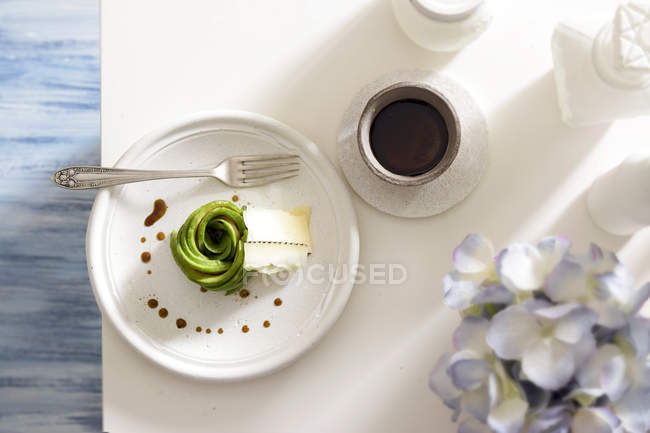 Avocado appetizer with cheese on white platter — Stock Photo